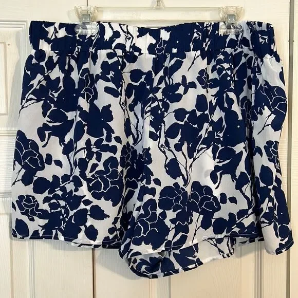 SHEIN CURVE Size 4XL Blue White Tropical Floral Pull On Shorts Stretch Flowy - Picture 1 of 6